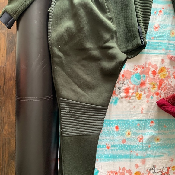 Clothes - Picture 6 of 6